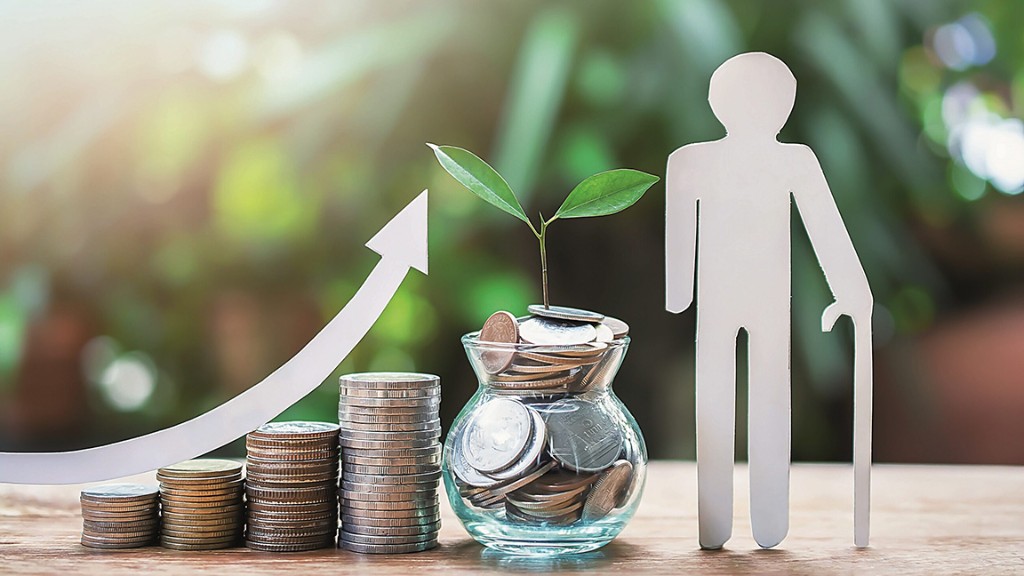 Biriken madeni paralar, kumbarada filizlenen bitki ve emeklilik temalı kâğıt figür — bireysel emeklilik ve birikim