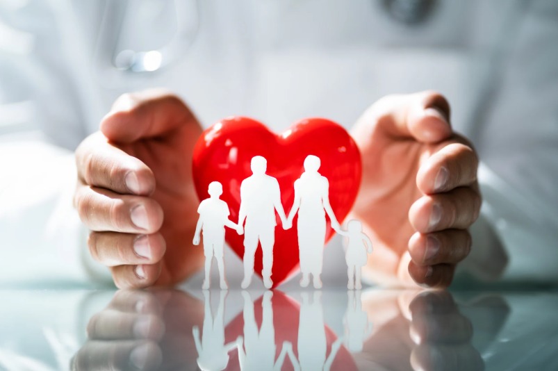 Aile ve sağlık koruması: kalp ve aile temalı sigorta görseli