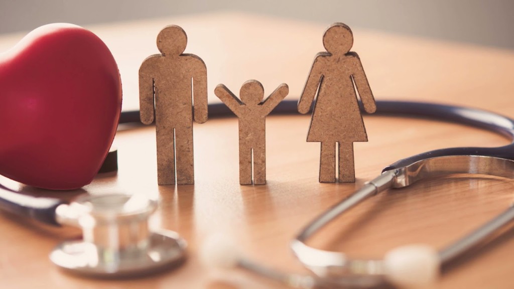 Aile figürleri, stetoskop ve kalp — sağlık sigortası görseli